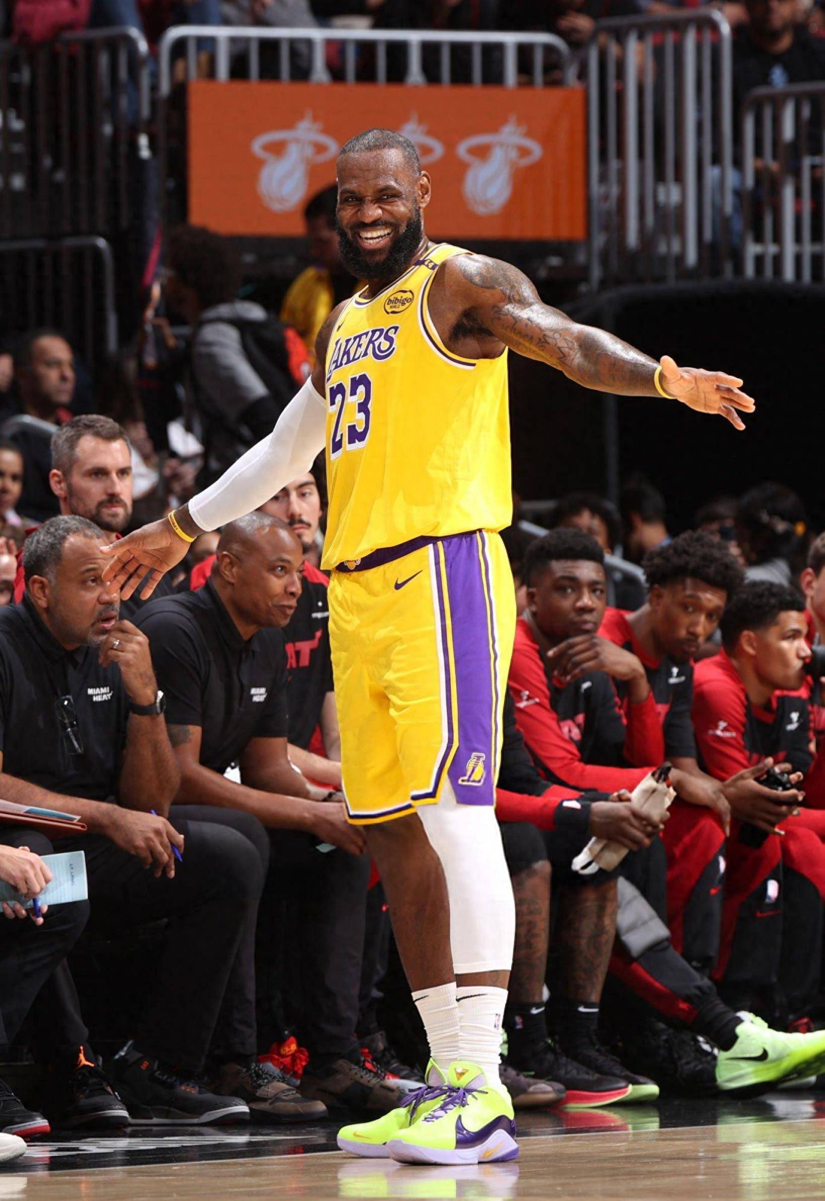 关于里程碑夜里昂战术微调，NBA常规赛转会期刷纪录，更衣室稳定，轮换策略成焦点的信息