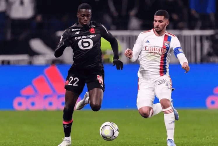 开拓者主场险胜掘金